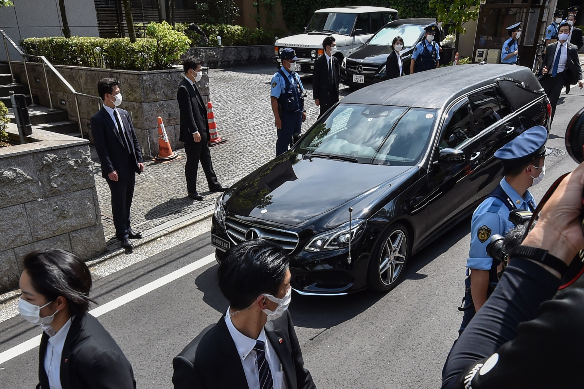 A hearse transporting the body of former Japanese Prime Minister Shinzō Abe arrives at his residence in Tokyo ©Getty Images