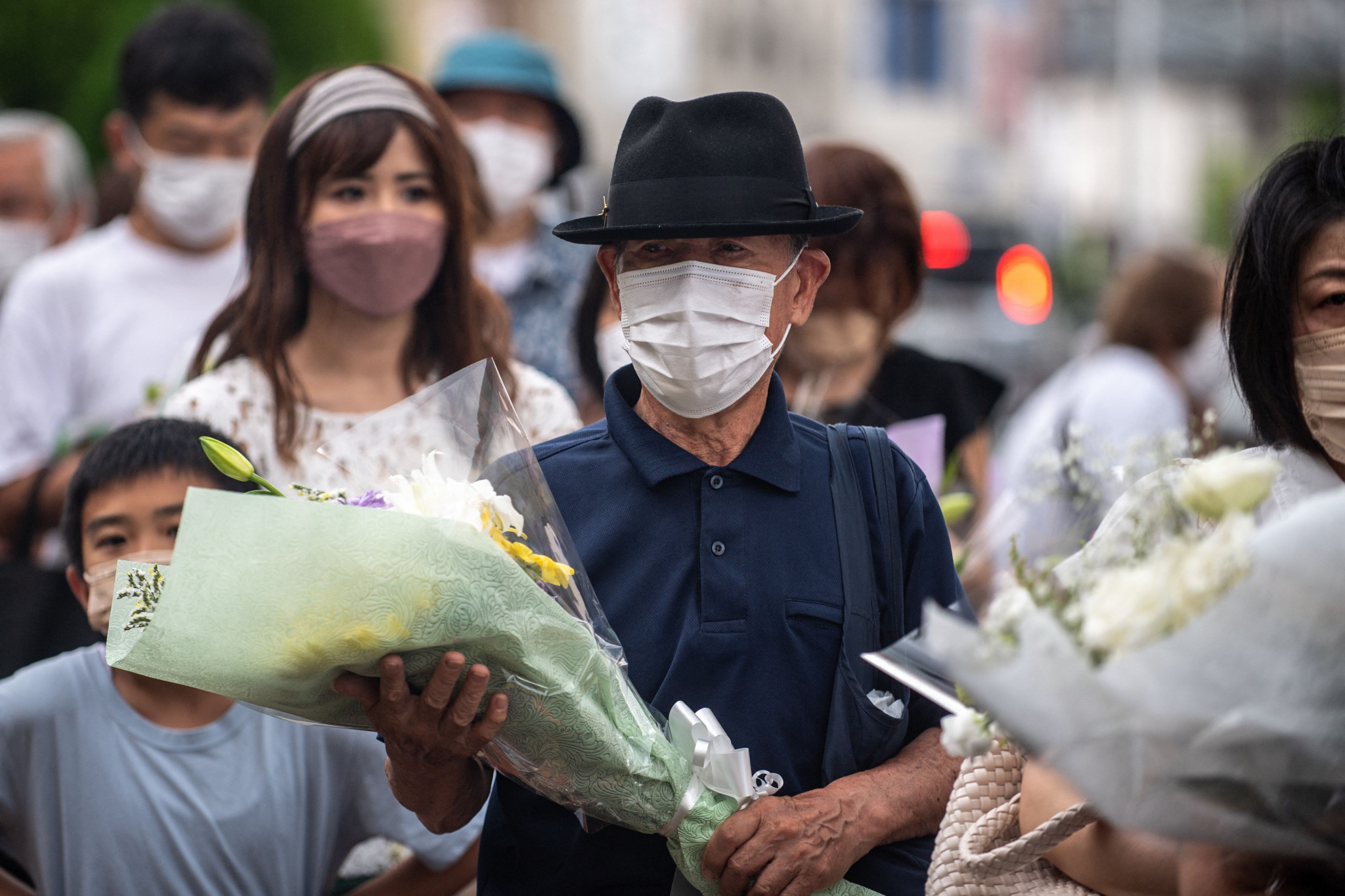  People line up to place flowers at a makeshift memorial outside Yamato-Saidaiji Station where Abe was killed ©Getty Images