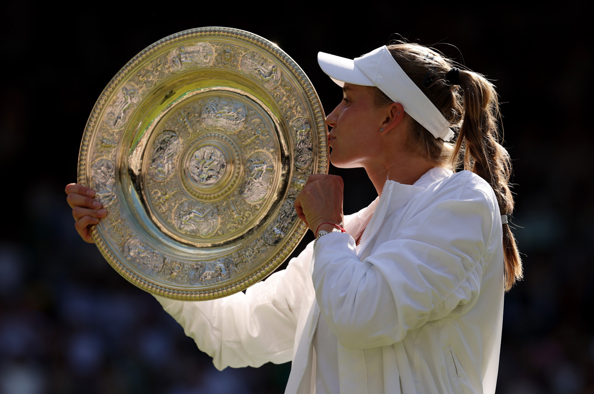 Elena Rybakina kissing her trophy, the Venus Rosewater Dish ©Getty Images