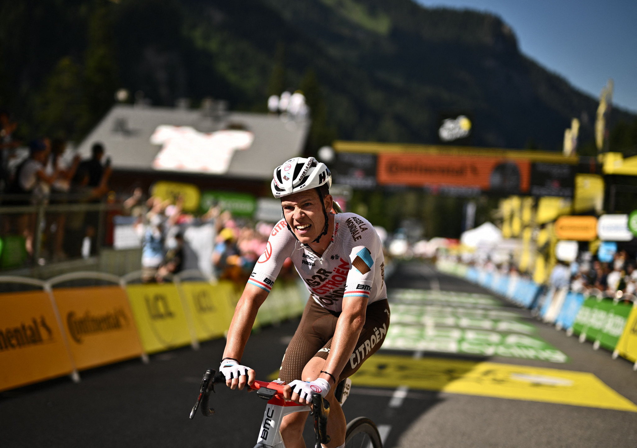 Jungels wins stage nine as Pogačar maintains overall lead at Tour de France