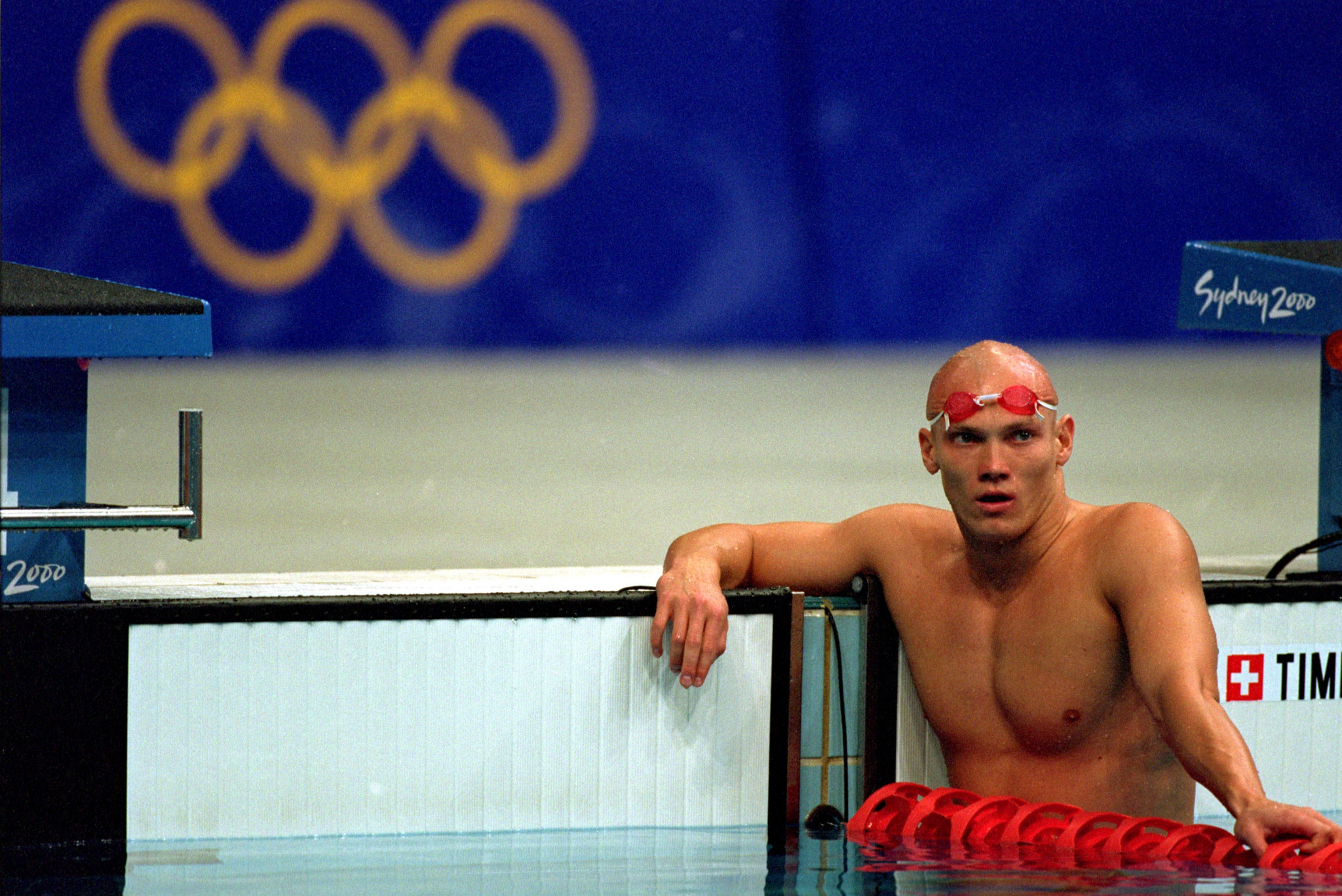 Michael Klim, won two gold medals at the Sydney 2000 Olympic Games, has to use a walking stick to help him stand ©Getty Images