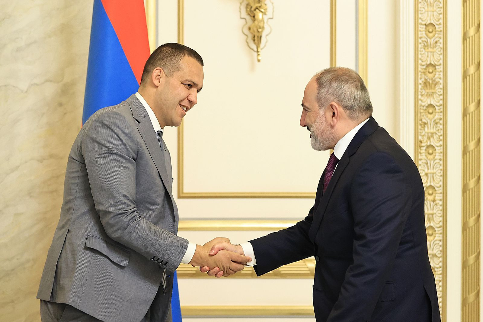 IBA President Umar Kremlev met Armenia's Prime Minister Nikol Pashinyan, right, during a visit to Armenia's capital in May ©IBA