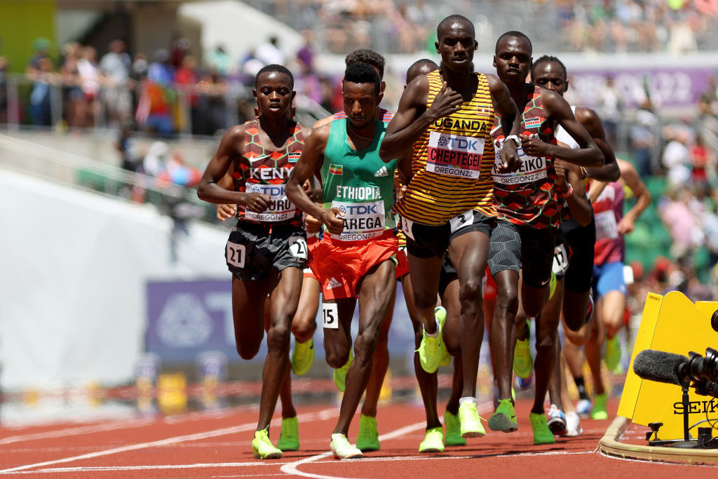 Uganda's Joshua Cheptegei held off the challenge of Ethiopia's Olympic champion Selemon Barega to retain the men's 10,000m world title in Eugene ©Getty Images