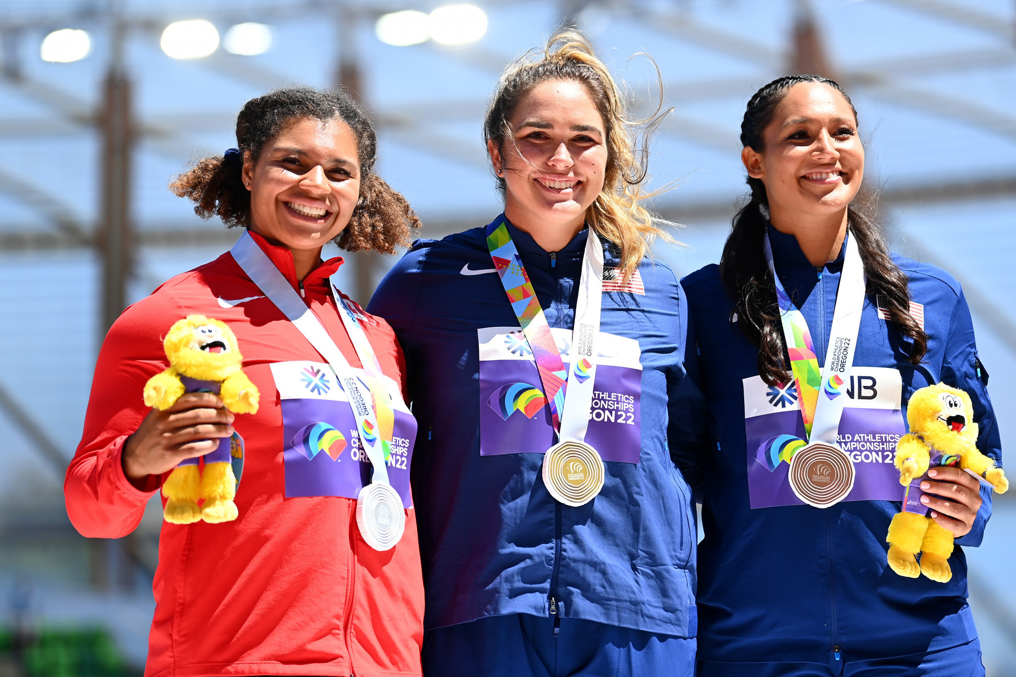 
Hammer throw silver medallist Camryn Rogers of Canada, gold medalist Brooke Andersen and bronze medallist Janee' Kassanavoid of the United States pose with their medals ©Getty Images
