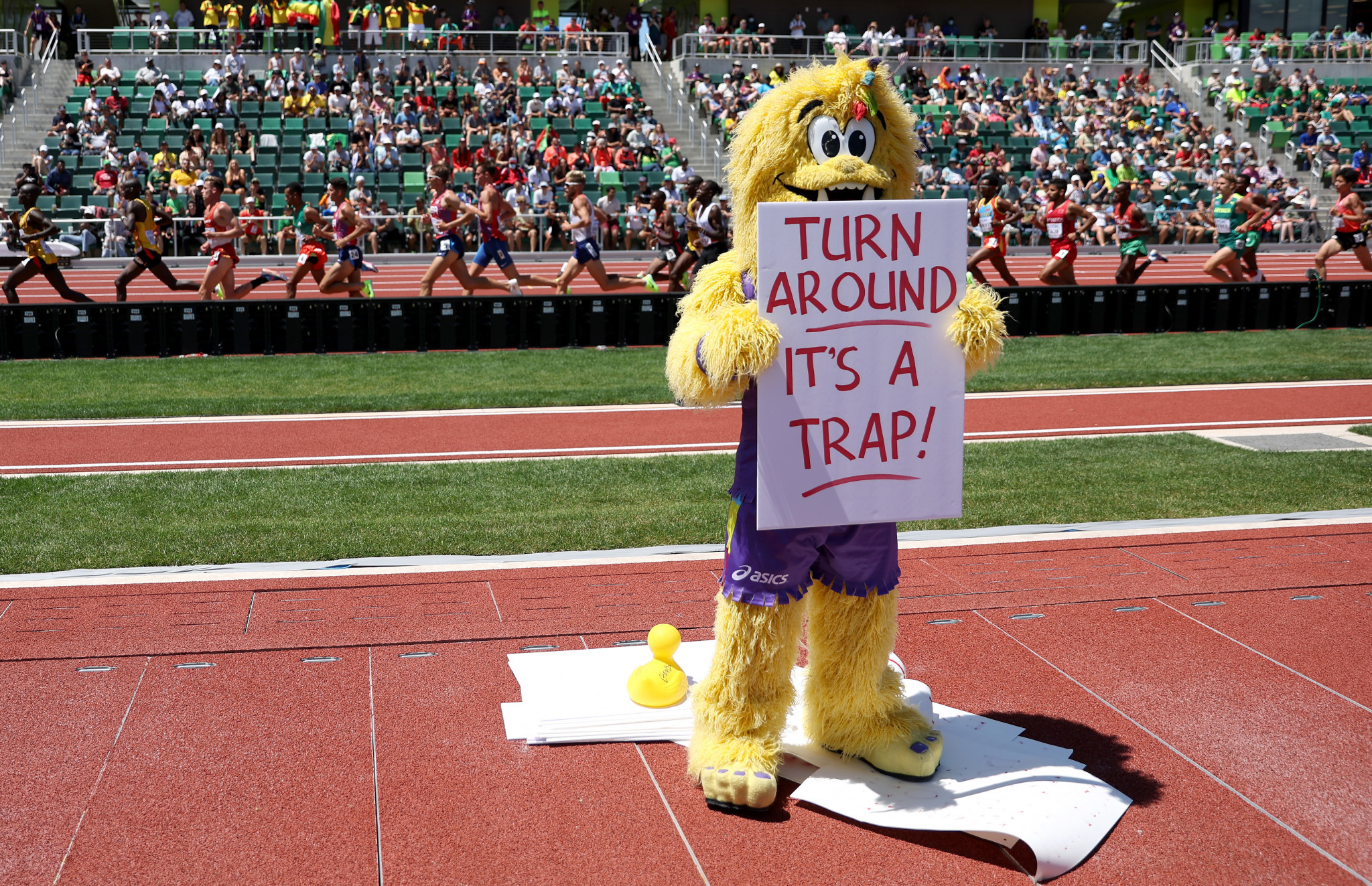 Legend the mascot displays a funny sign at the Oregon22 World Athletics Championships ©Getty Images