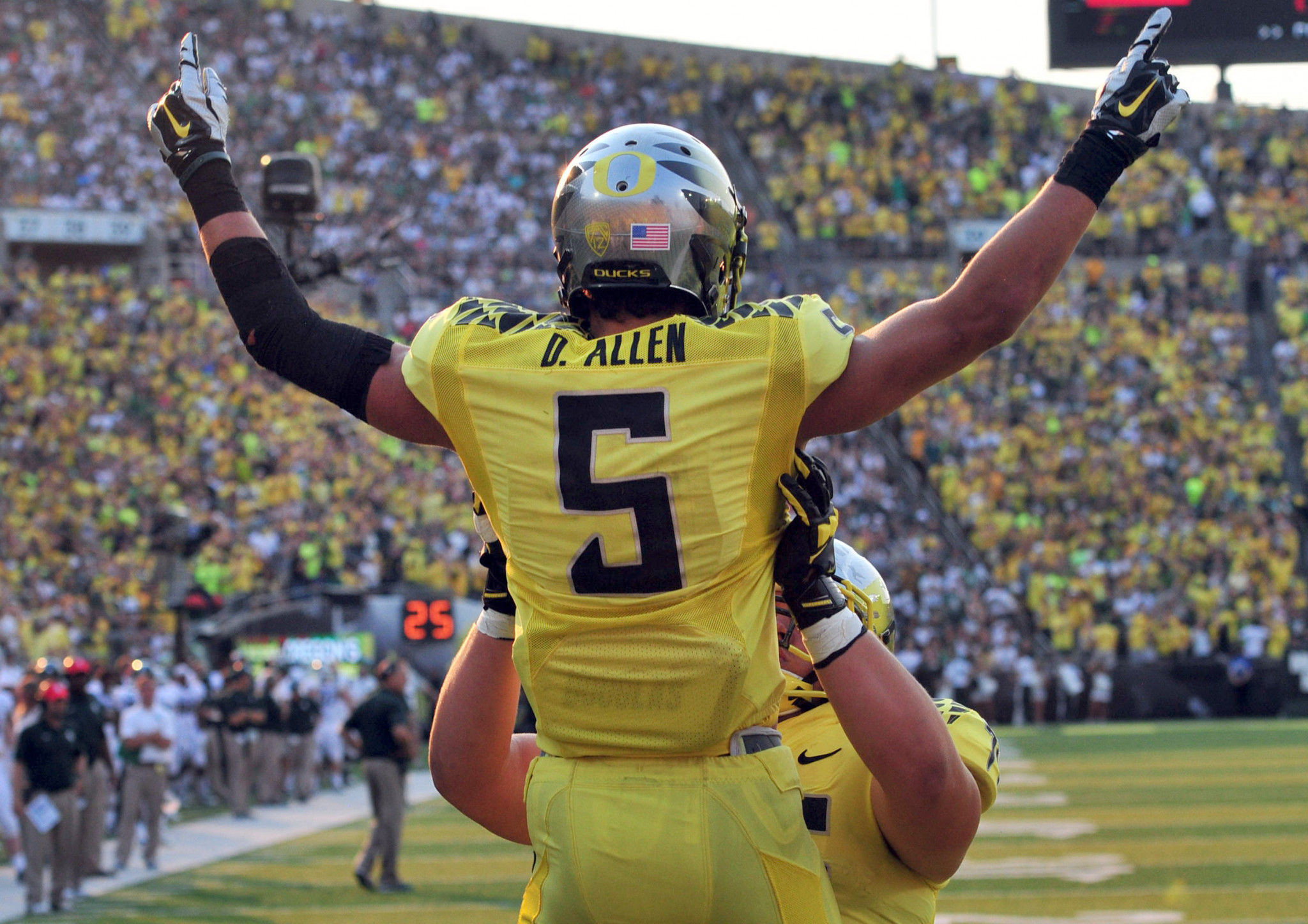 Devon Allen's American football exploits with the Oregon Ducks give him unique national recognition among American rack and field athletes ©Getty Images