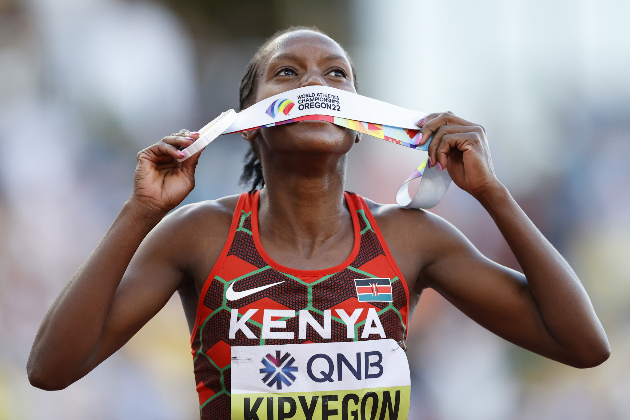 Faith Kipyegon celebrating her victory in the women's 1500m ©Getty Images