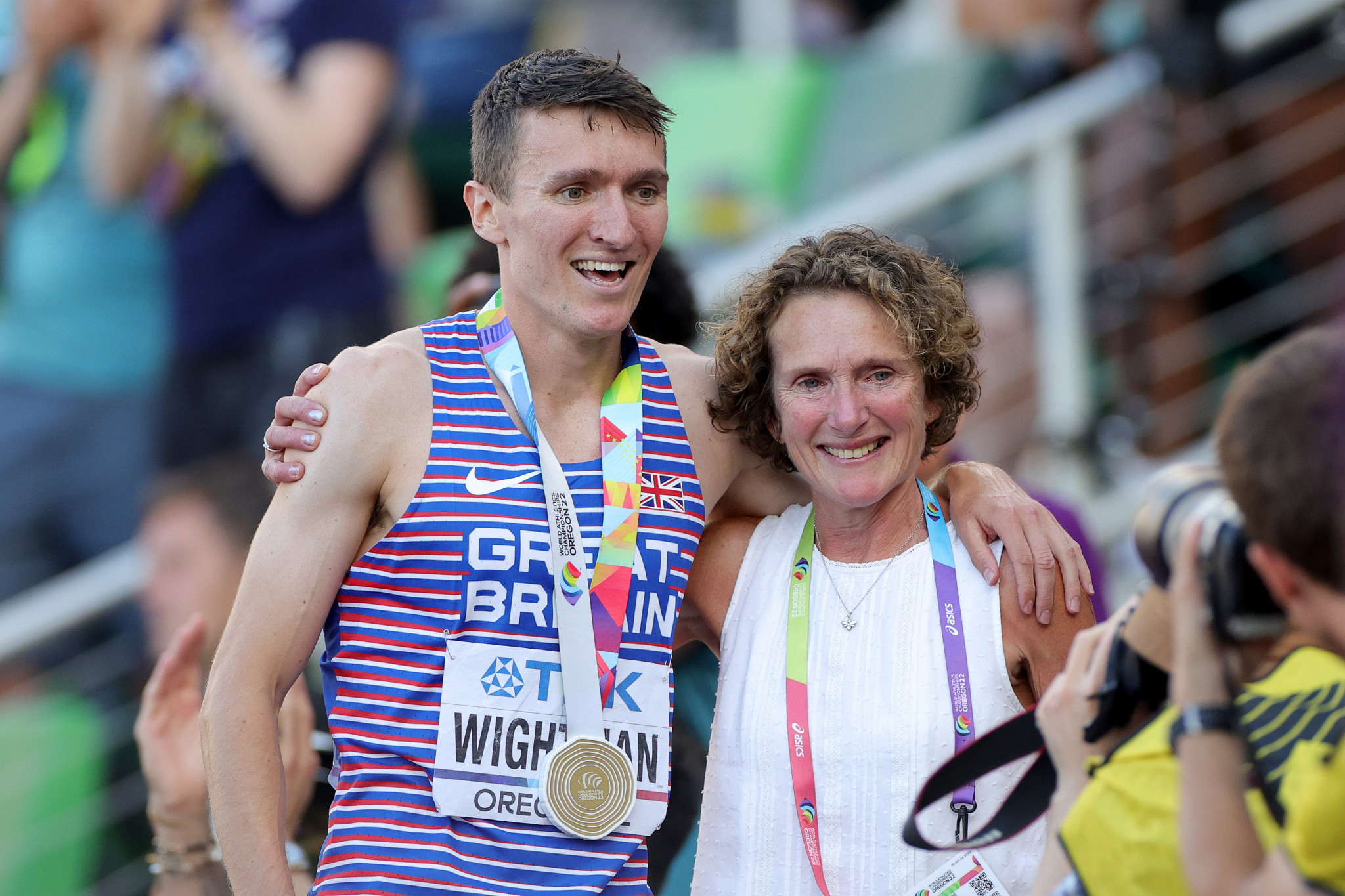 Jake Wightman celebrating with his mother after winning the men's 1500m ©Getty Images