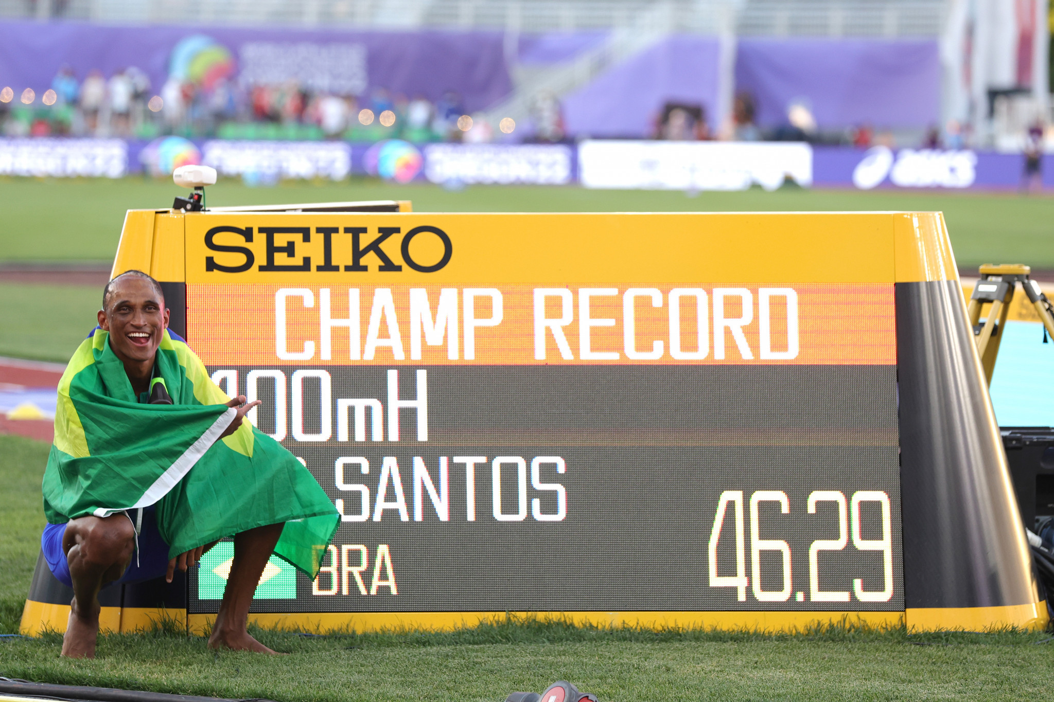 Alison dos Santos celebrating his Championship record ©Getty Images