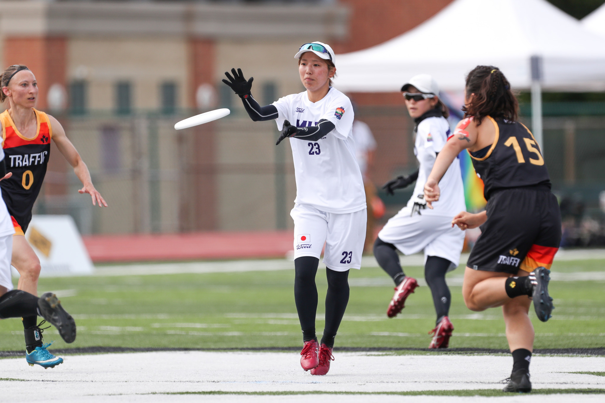 Asako Takaura, centre, played her role in MUD's victory against Traffic ©Paul Rutherford for Ultiphotos