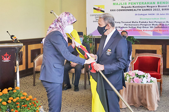 His Royal Highness Prince Haji Sufri Bolkiah presents the national flag to Chef de Mission Amal Matjinen ©BDNOC