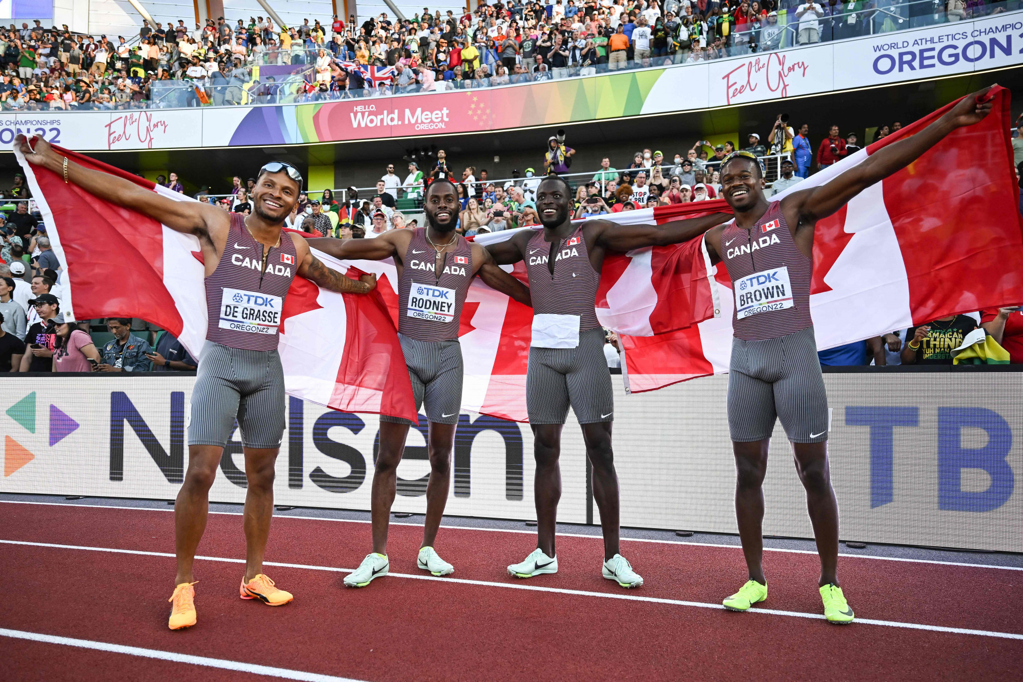 
Canada's Andre De Grasse, Brendon Rodney, Jerome Blake, and Aaron Brown pose with the national flag after winning the relay gold in Eugene ©Getty Images