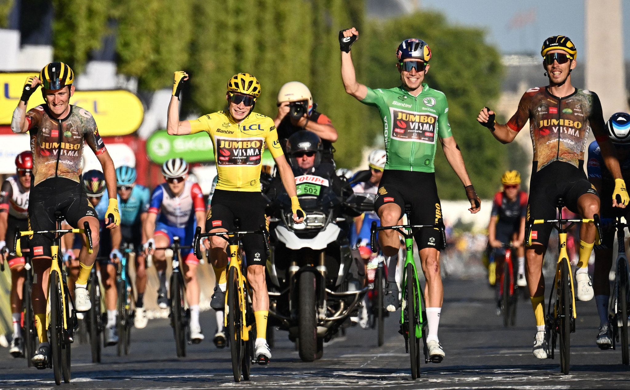 Jonas Vingegaard, in yellow, crossed the line with his Jumbo-Visma team-mates ©Getty Images