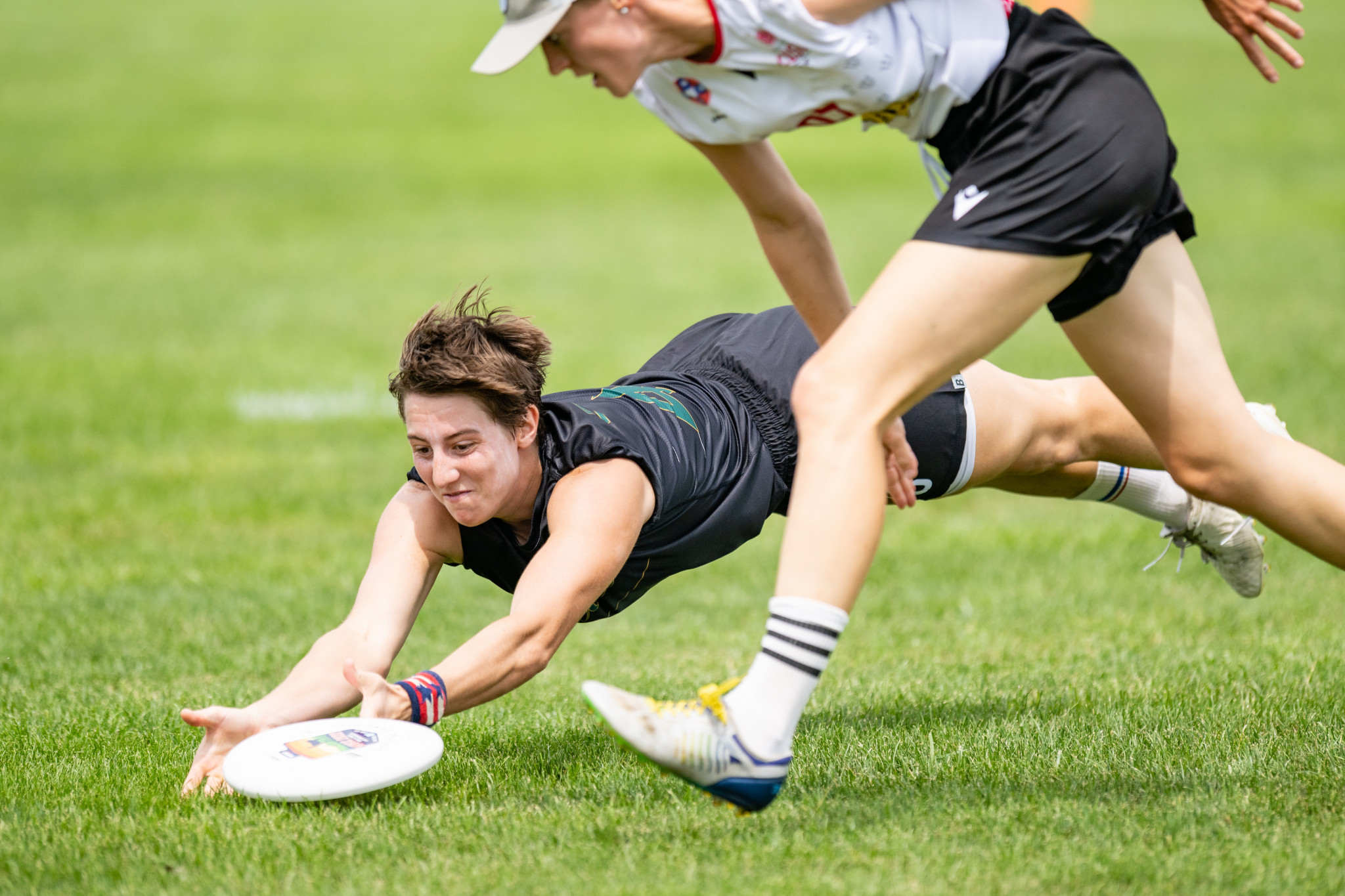 Stella player Helen Eifert attempts to save a possession against CUSB Shout ©Samuel Hotaling for UltiPhotos