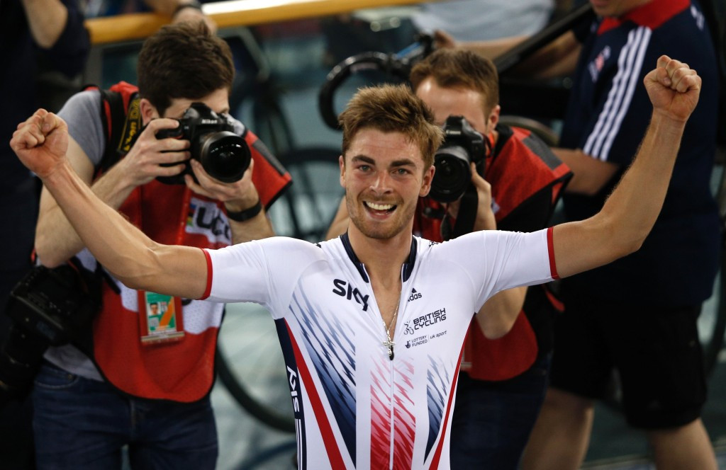 Jon Dibben produced a blistering final sprint to win the men's points race gold