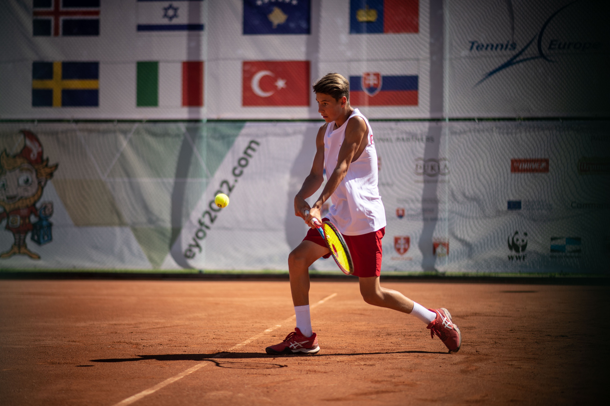 Top seed in the boys' tennis tournament, Alan Wazny of Poland, cruised through to the next round as he beat Iceland's Gudmundur Halldor Ingvarsson 6-0, 6-0 ©EOC