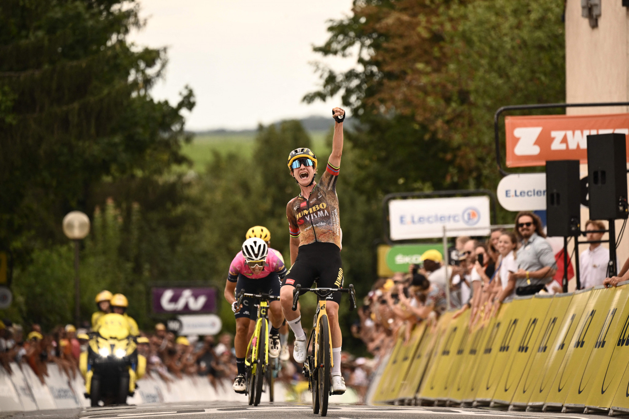 Vos wins second stage of Tour de France Femmes and claims yellow jersey