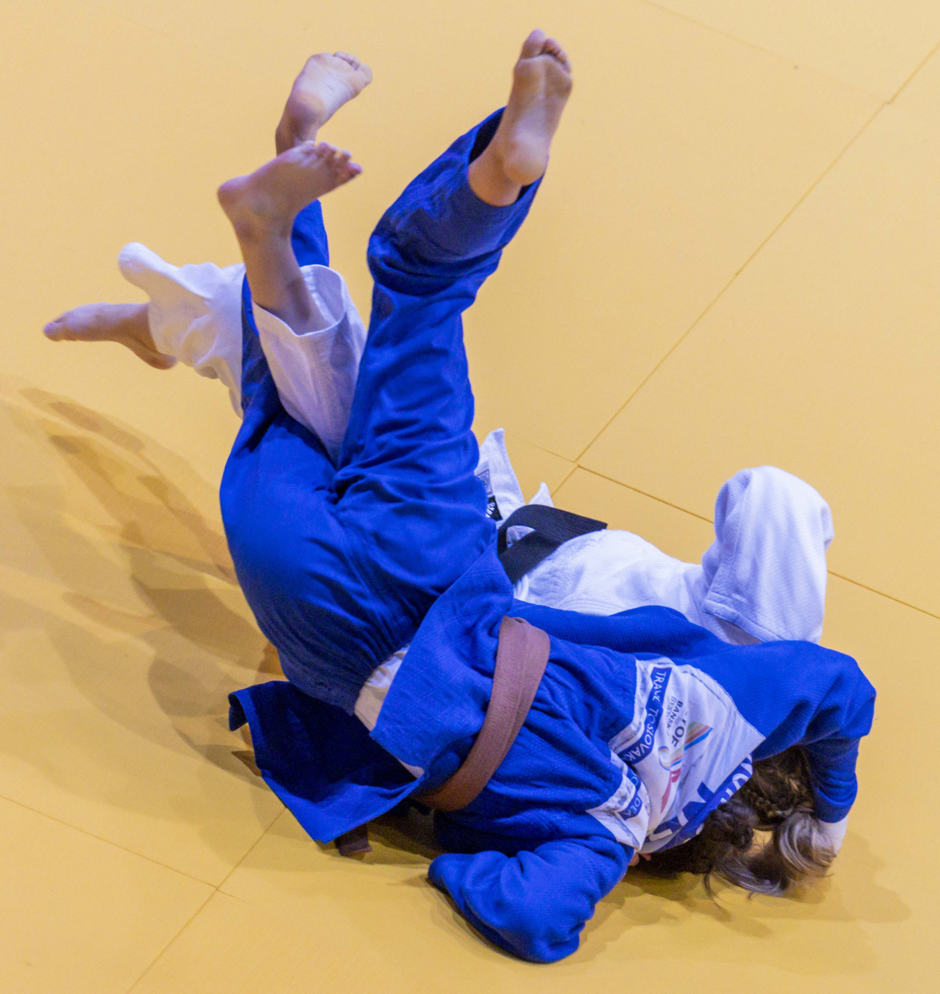 The Netherlands' Vera Wandel, in blue, secured gold in the girls' under-44kg judo final as Hungarian Szabina Szeleczki was disqualified ©EYOF Banská Bystrica 2022