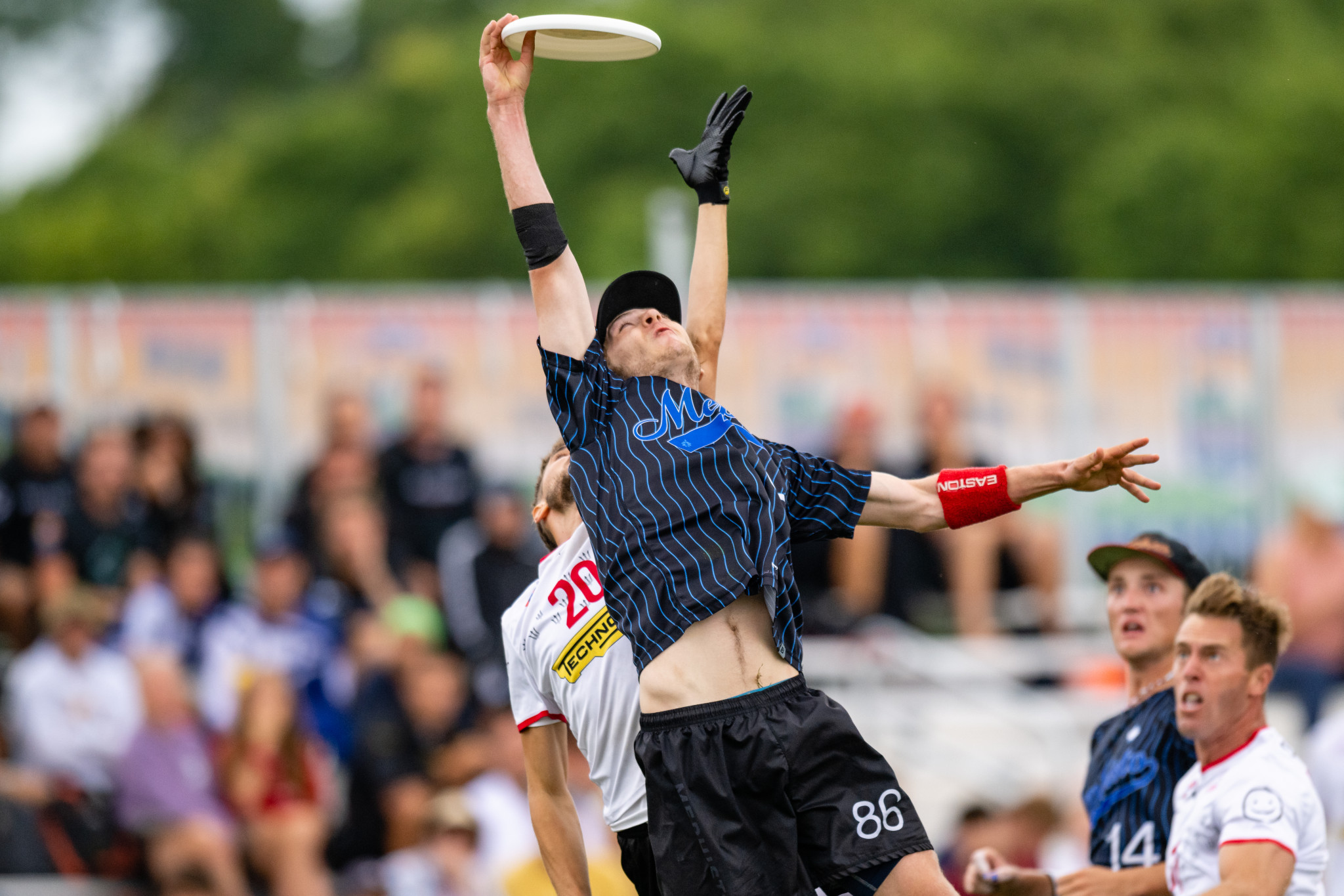 Jakob Brissette of Mephisto successfully challenged Riccardo Zanni of CUSB Open in the air ©Samuel Hotaling for UltiPhotos