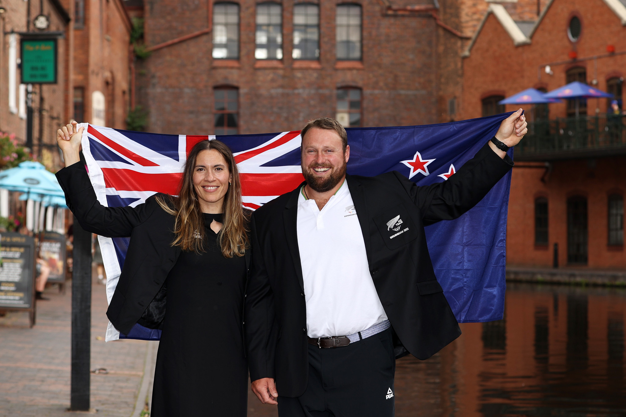 New Zealand flag bearers Joelle King and Tom Walsh pose for a photo with one day to go until the Birmingham 2022 Commonwealth Games ©Getty Images