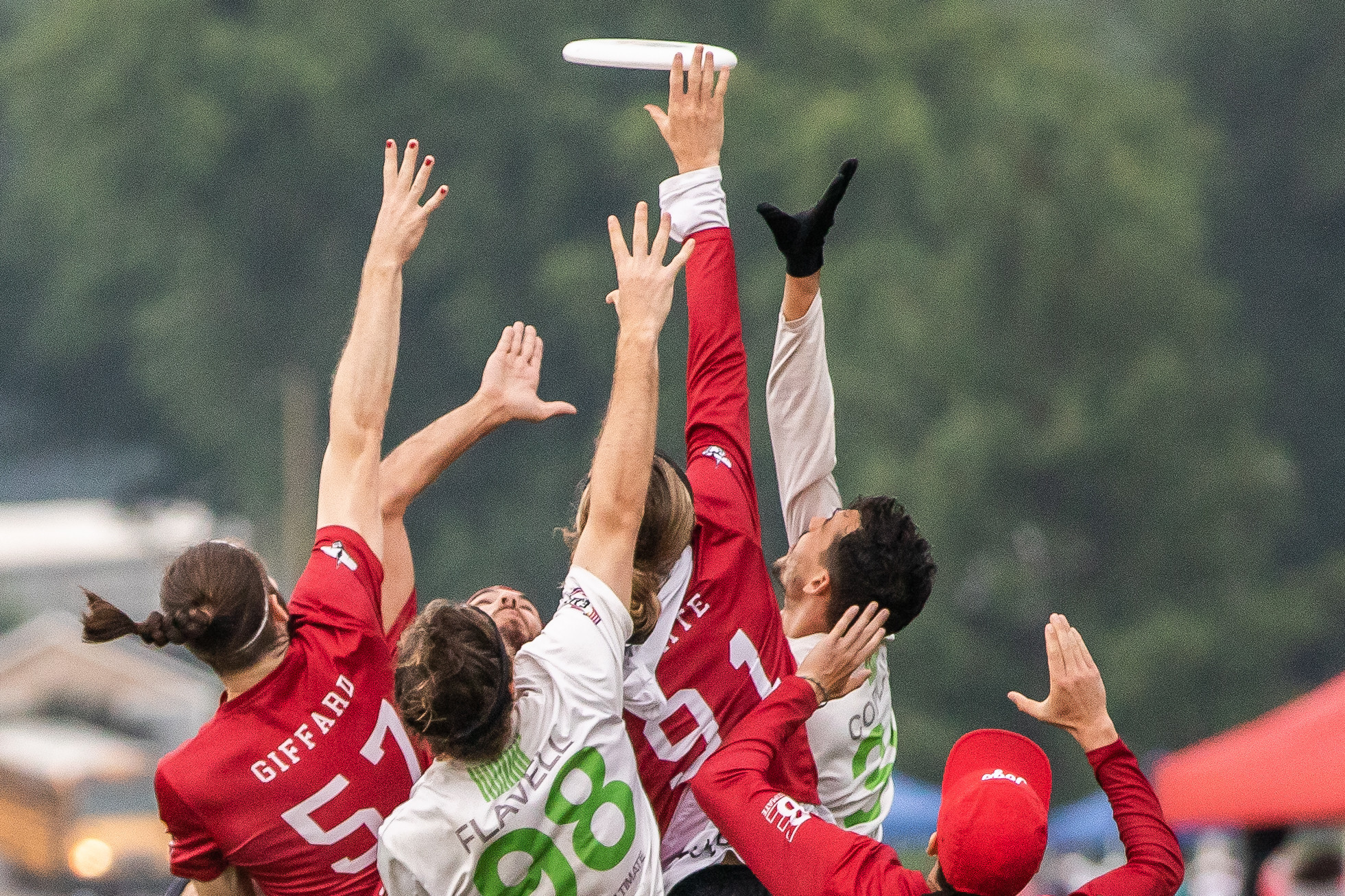 A call could be treated as contested if the two ultimate teams cannot agree on the decision ©Katie Cooper for Ultiphotos 
