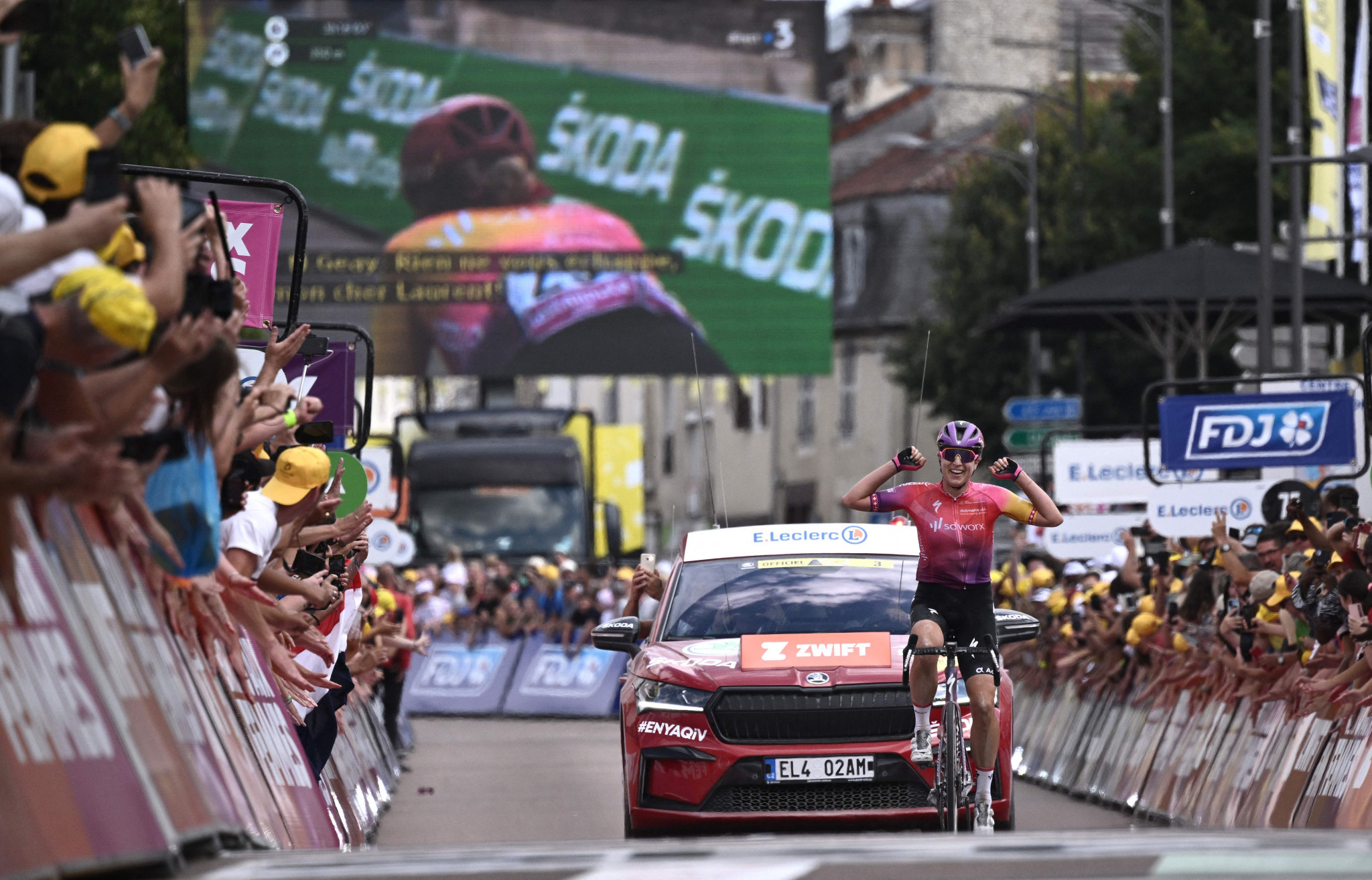 Reusser breaks clear to clinch stage four victory on Tour de France Femmes