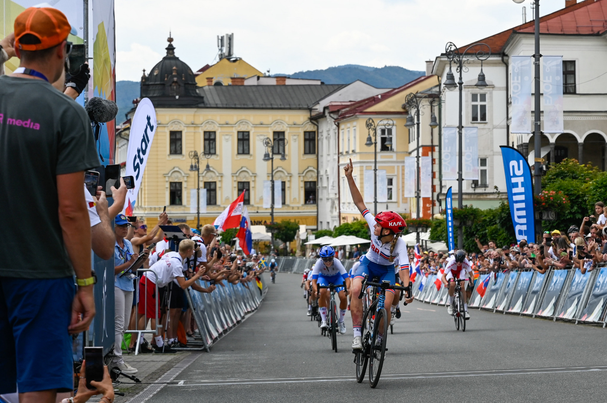 Britain's Cat Ferguson won a dramatic girls' road race to add to her time trial gold medal from two days prior ©EYOF Banská Bystrica 2022