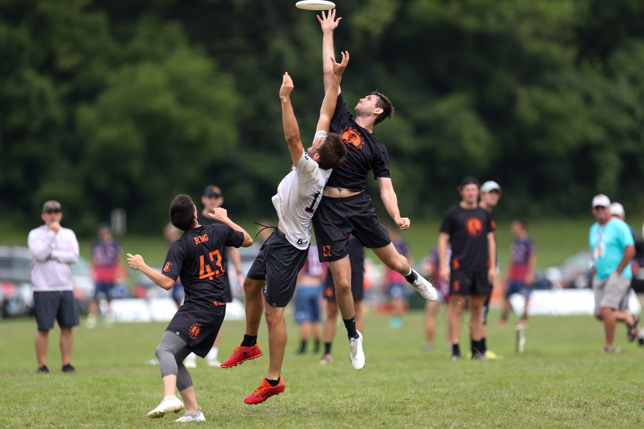 Raleigh Ring of Fire's Connor Russell, right, rose tallest versus CUSB Open ©Paul Rutherford for UltiPhotos