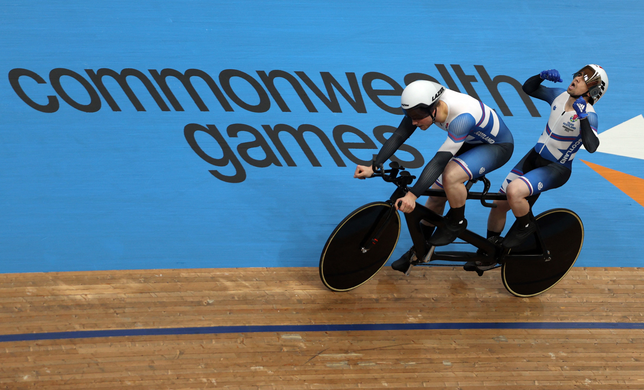 Neil Fachie and Lewis Stewart broke the Commonwealth Games record to claim gold in the men's tandem B 1000m time trial ©Getty Images