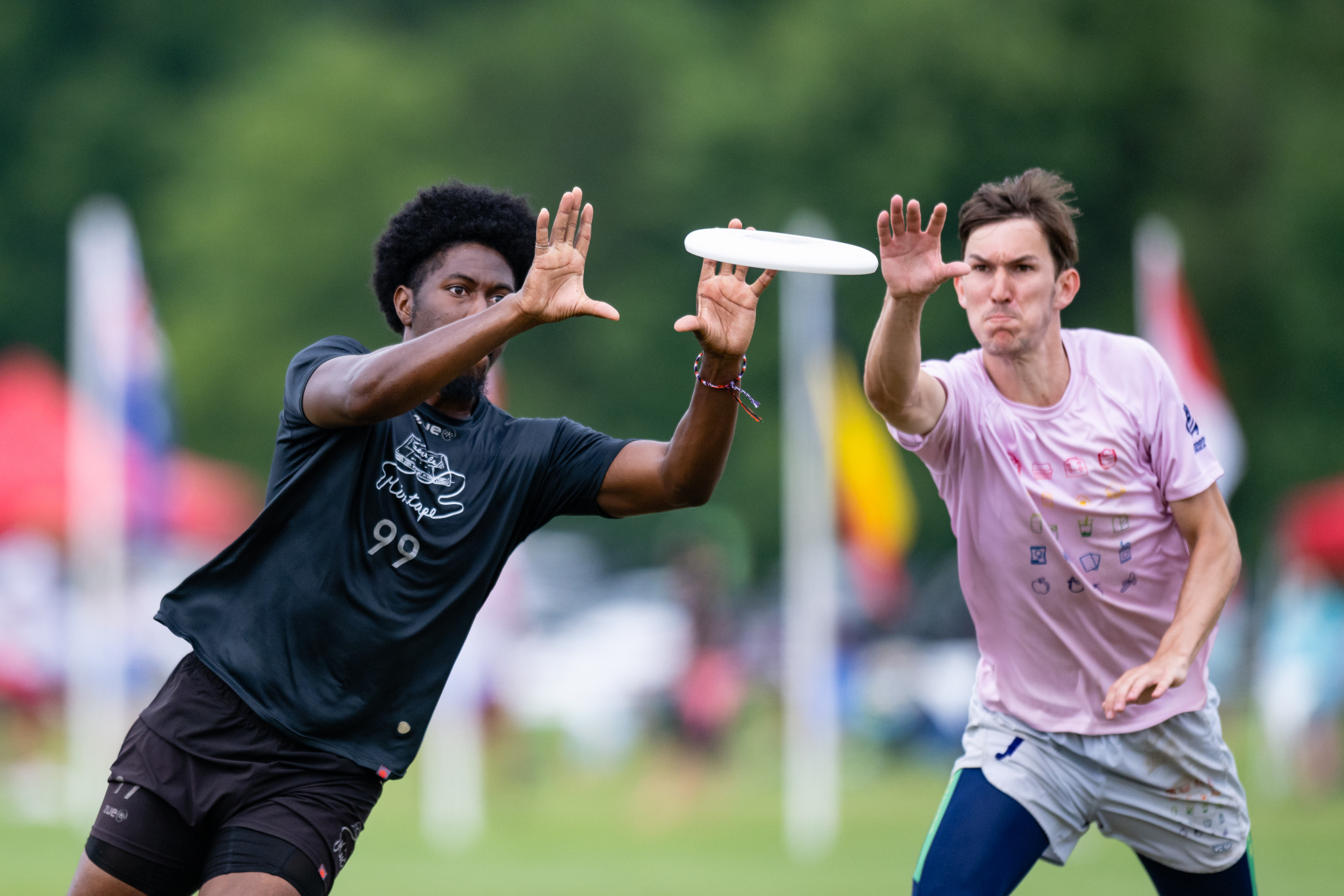 Seattle Mixtape's Khalif El-Salaam caught the disc while under pressure from Lunch Box Ultimate Club's Max Halden, right © Samuel Hotaling for UltiPhotos