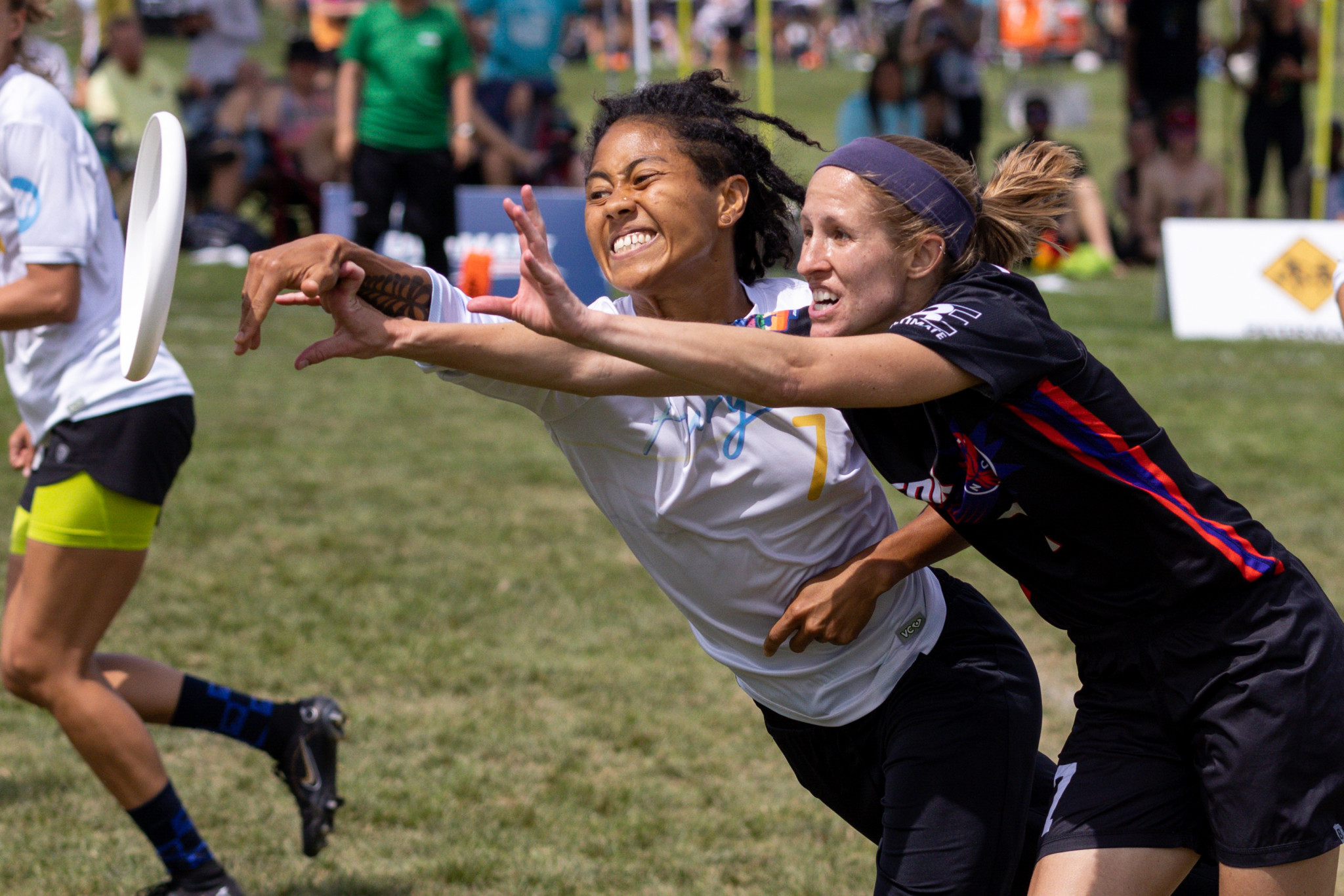 Fury's Octavia Payne, left, and Raleigh Phoenix's Kami Groom, right, battled during an all-American semi-final tie in the women's division ©Paul Rutherford for UltiPhotos