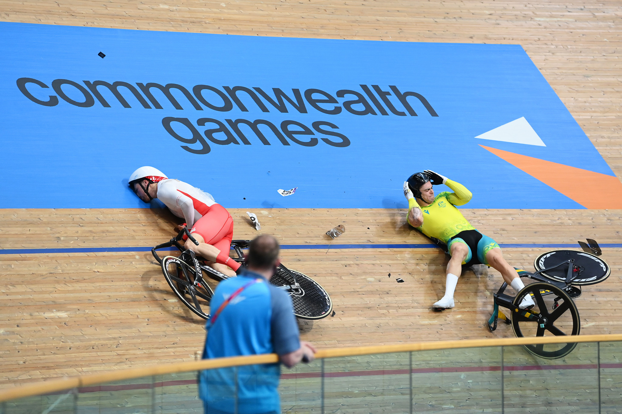 Joe Truman was knocked unconscious after a crash with Matthew Glaetzer in the men's keirin ©Getty Images
