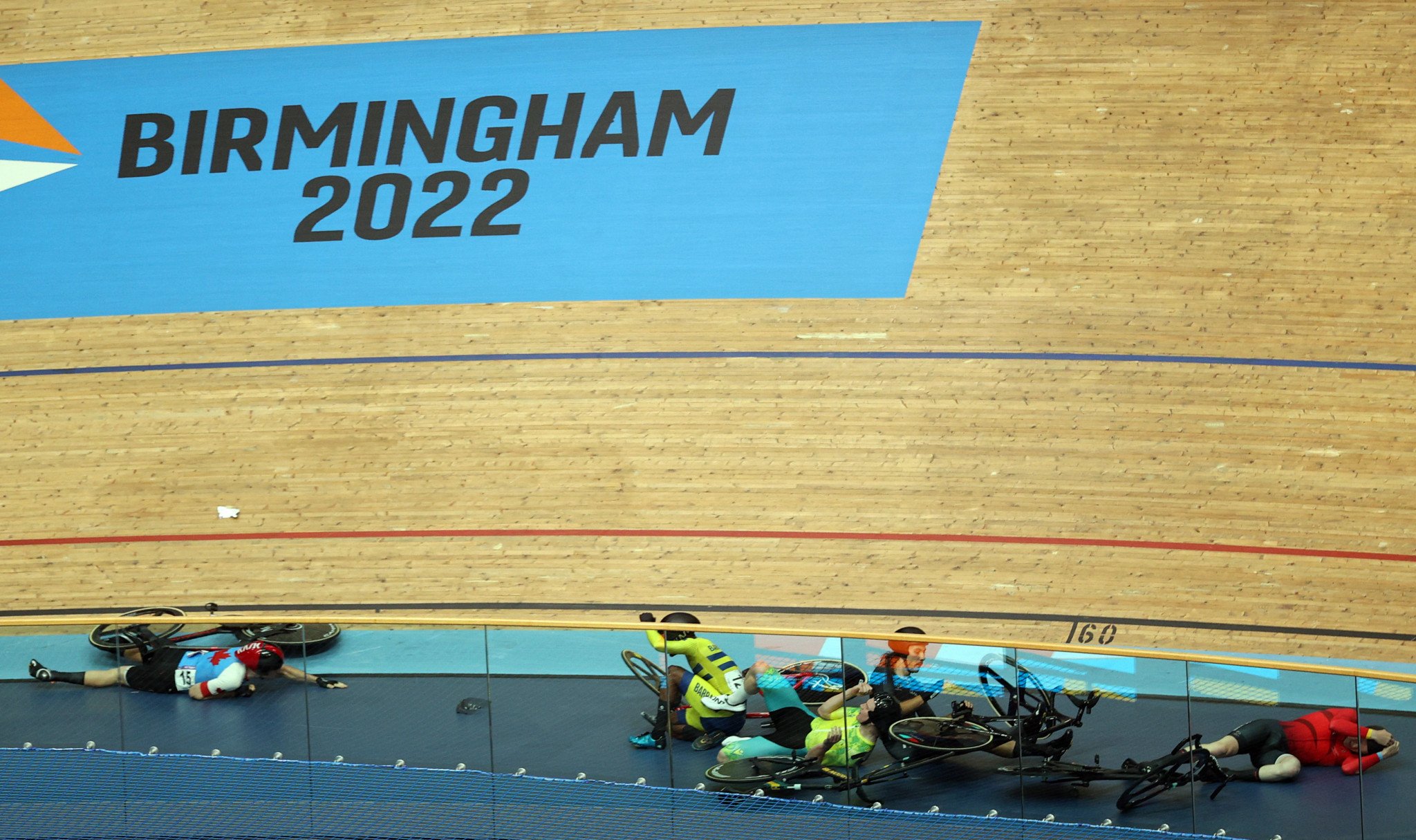 A seven-person crash led to the first track cycling session ending early ©Getty Images