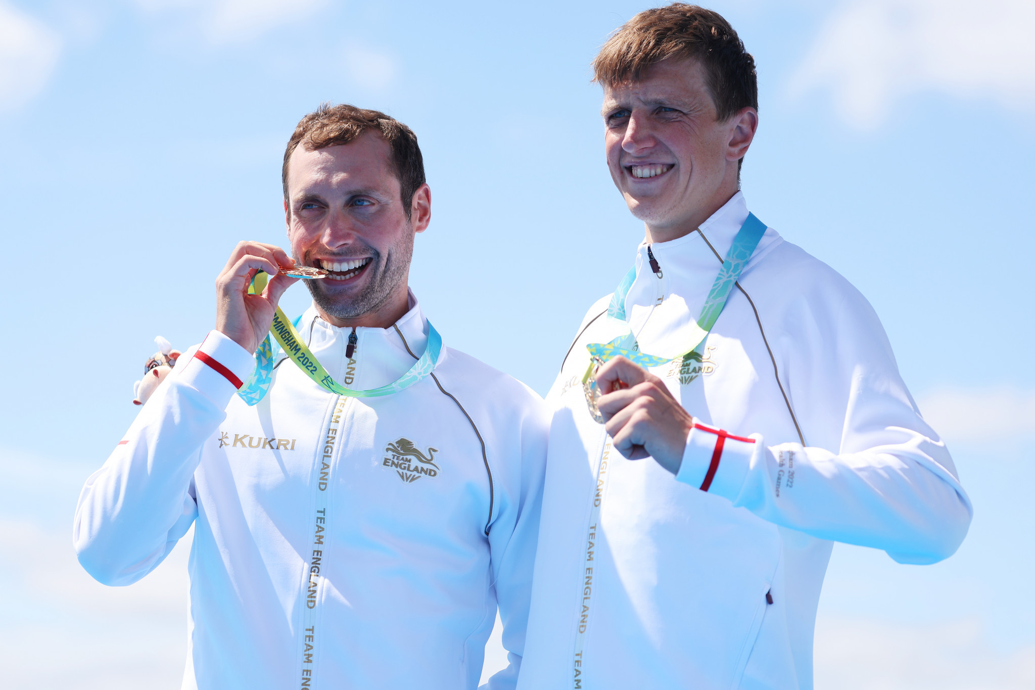 David Ellis and Luke Pollard celebrating with their gold medals for England ©Getty Images