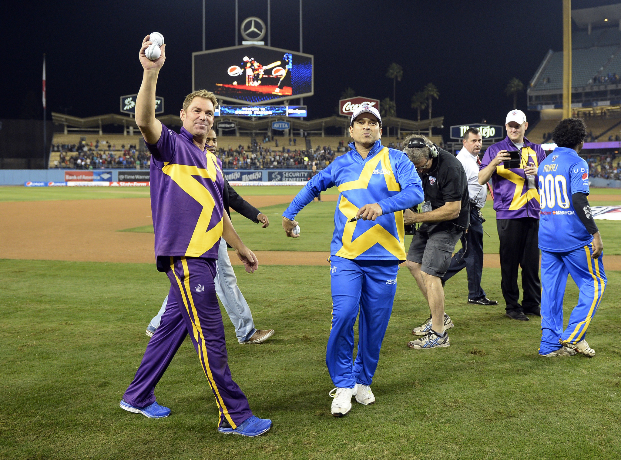 In 2015 the late Shane Warne joined Sachin Tendulkar for an exhibition cricket match to promote the sport in the Los Angeles Dodgers stadium ©Getty Images