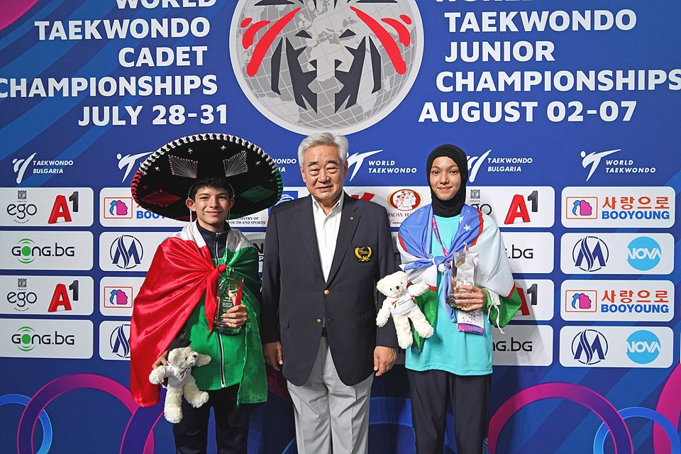 World Taekwondo President Chungwon Choue, centre, with the competitors named the most valuable men's and women's players ©World Taekwondo