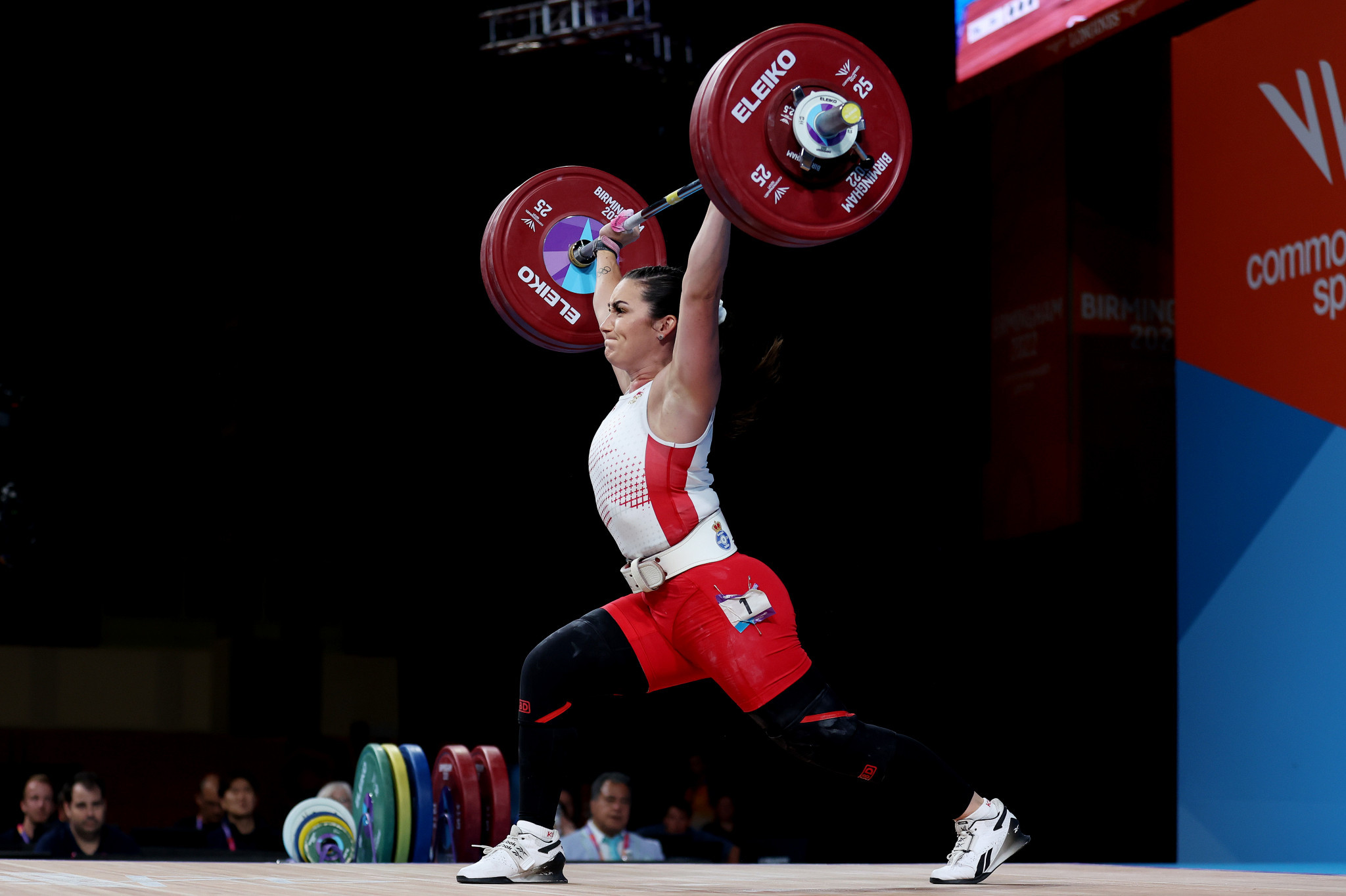 England's Sarah Davies lifted 126kg on her second clean and jerk attempt to win women's 71kg gold ©Getty Images