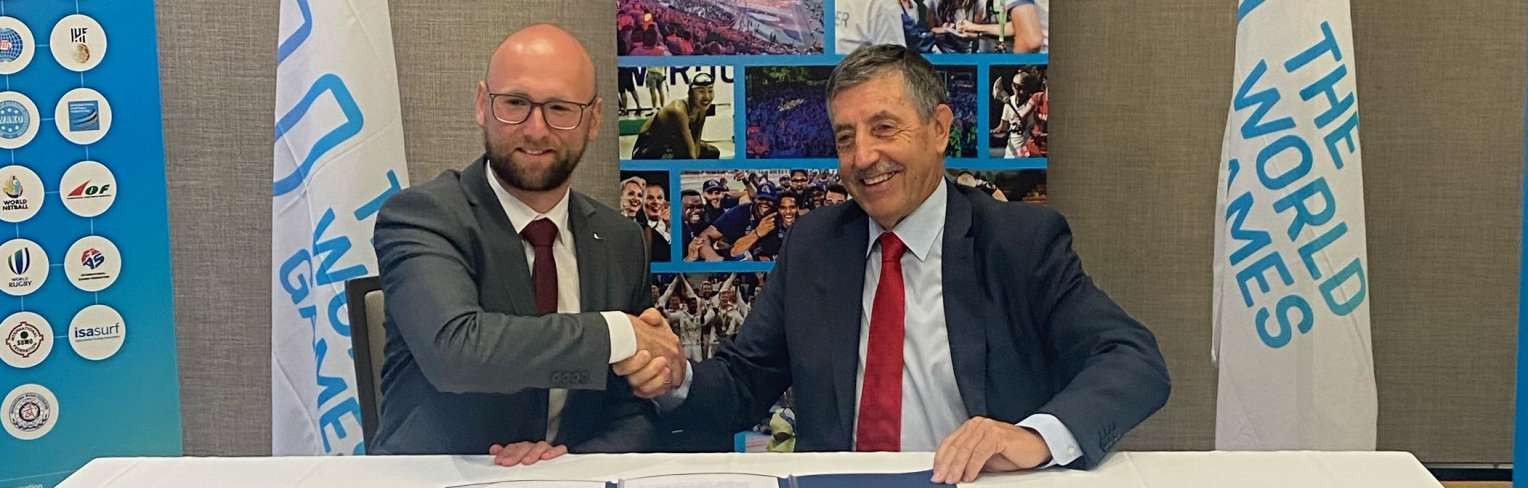 IWGA President José Perurena, right, signing MoUs with National Federations ©World Games