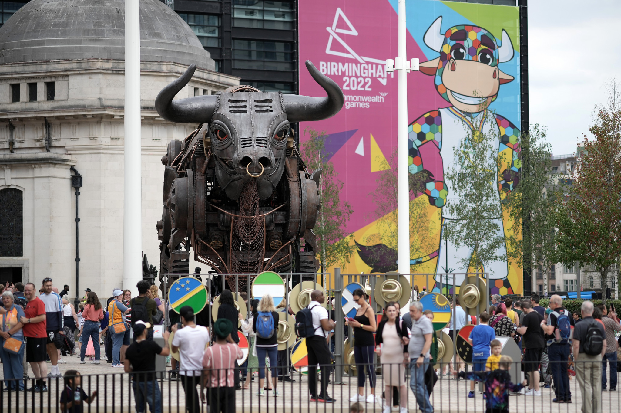 Thousands turned up to see the animatronic bull in Birmingham ©Getty Images