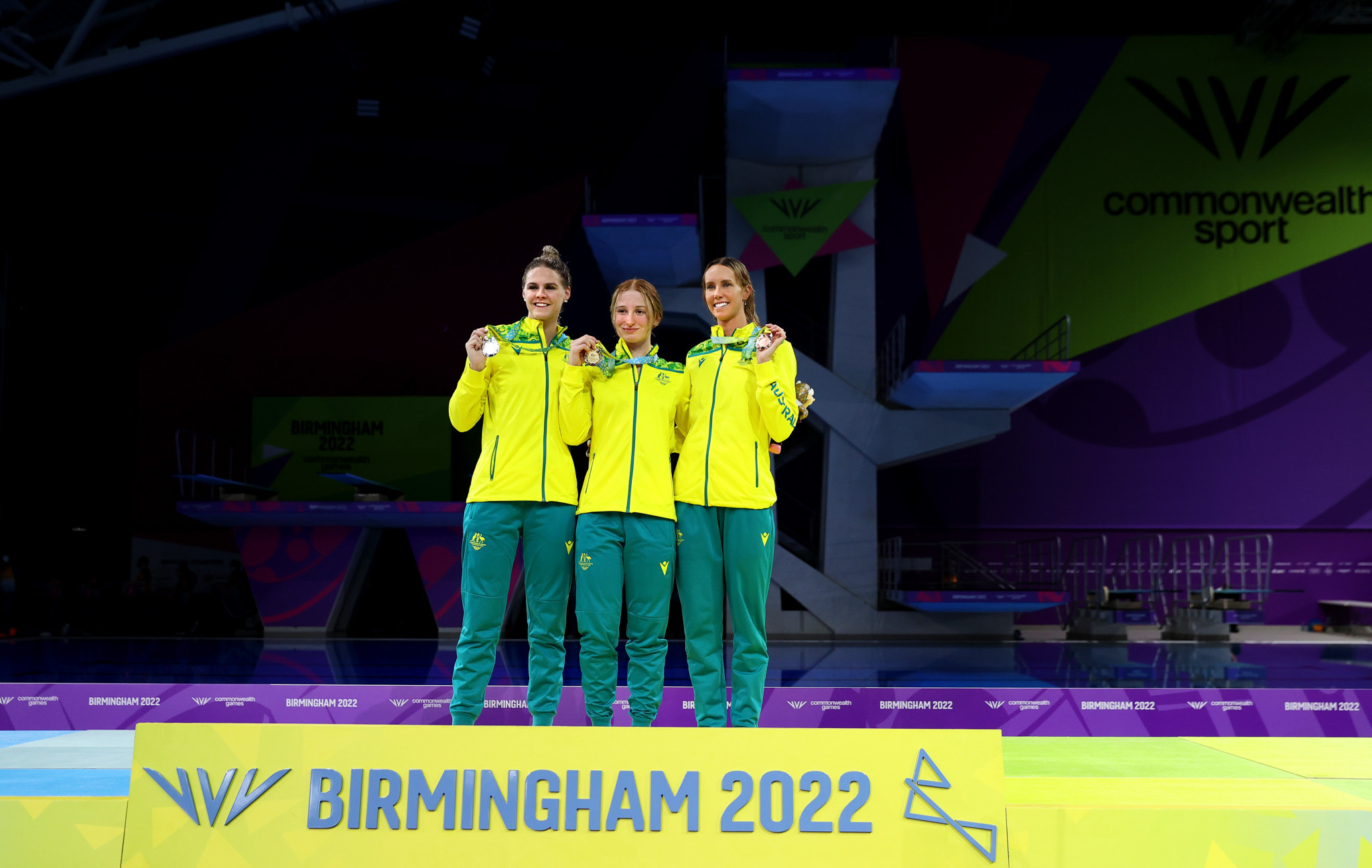 Mollie O'Callaghan, centre, led an Australian podium sweep with Shayna Jack, left, and Emma McKeon, right ©Getty Images