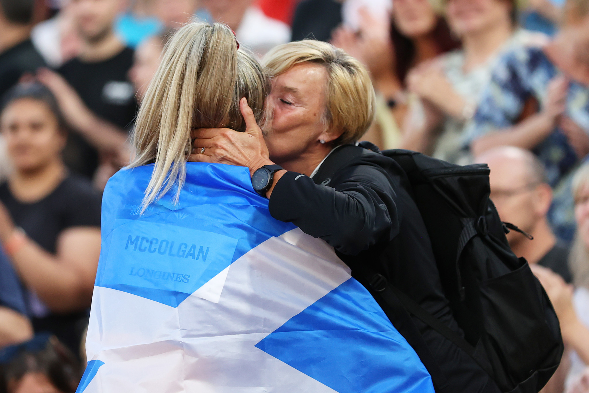 Eilish and mother Liz McColgan embraced after her daughter won gold ©Getty Images