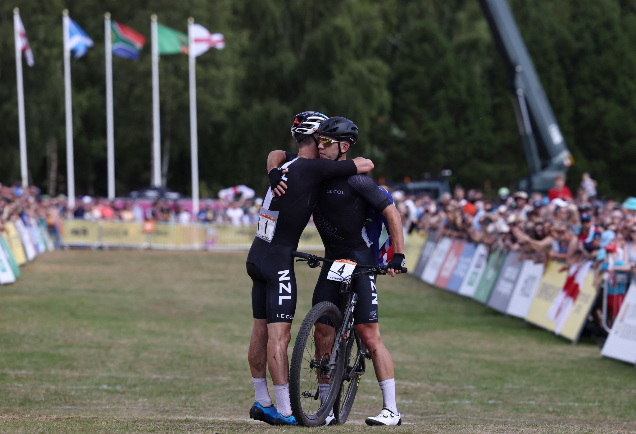 Sam Gaze, left, had a hug for Ben Oliver after the pair finished first and second in the men's mountain bike - a contrast to Gaze's conduct at Gold Coast 2018 ©Getty Images