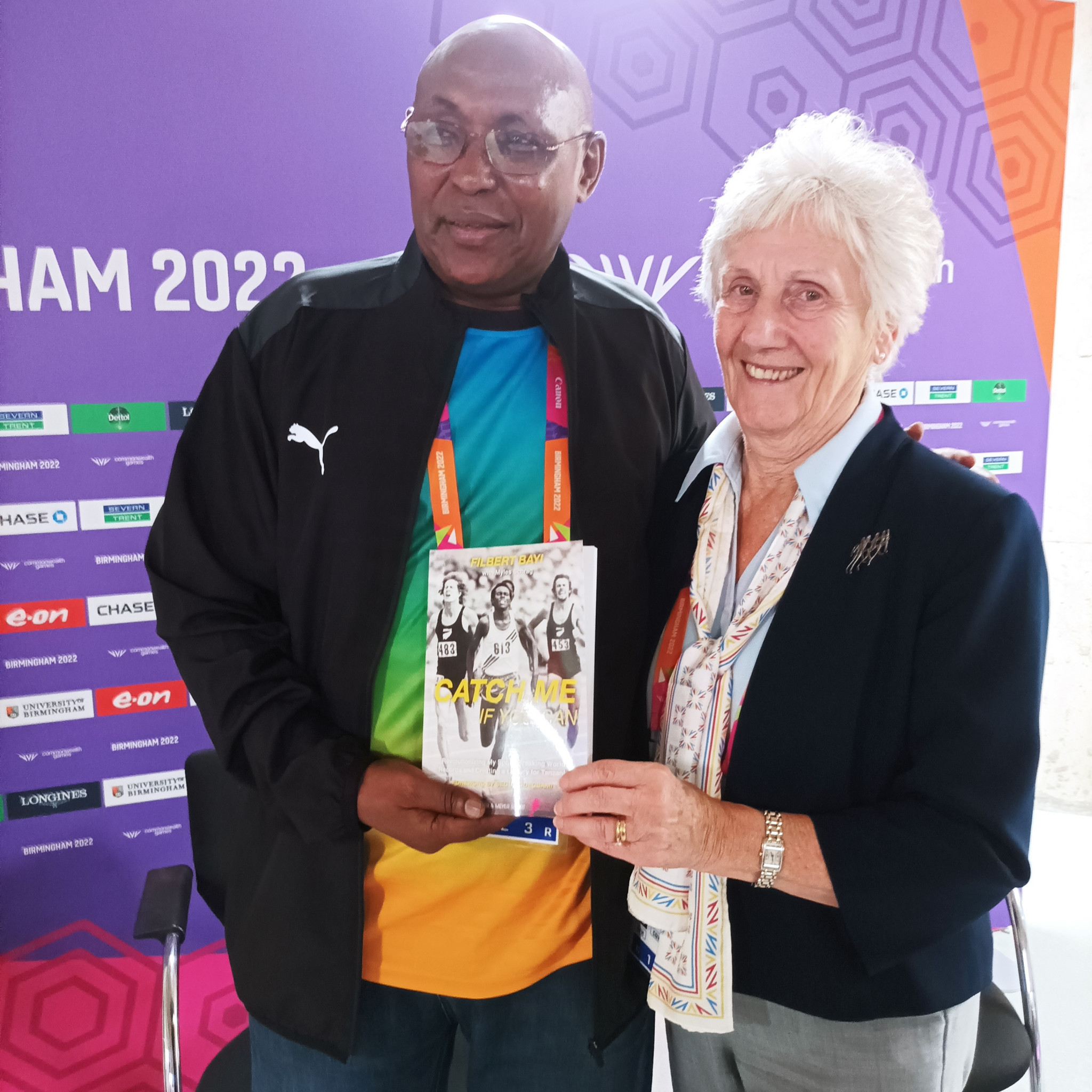 Filbert Bayi presents Commonwealth Games Federation President Dame Louise Martin with a copy of his book Catch Me If You Can ©ITG