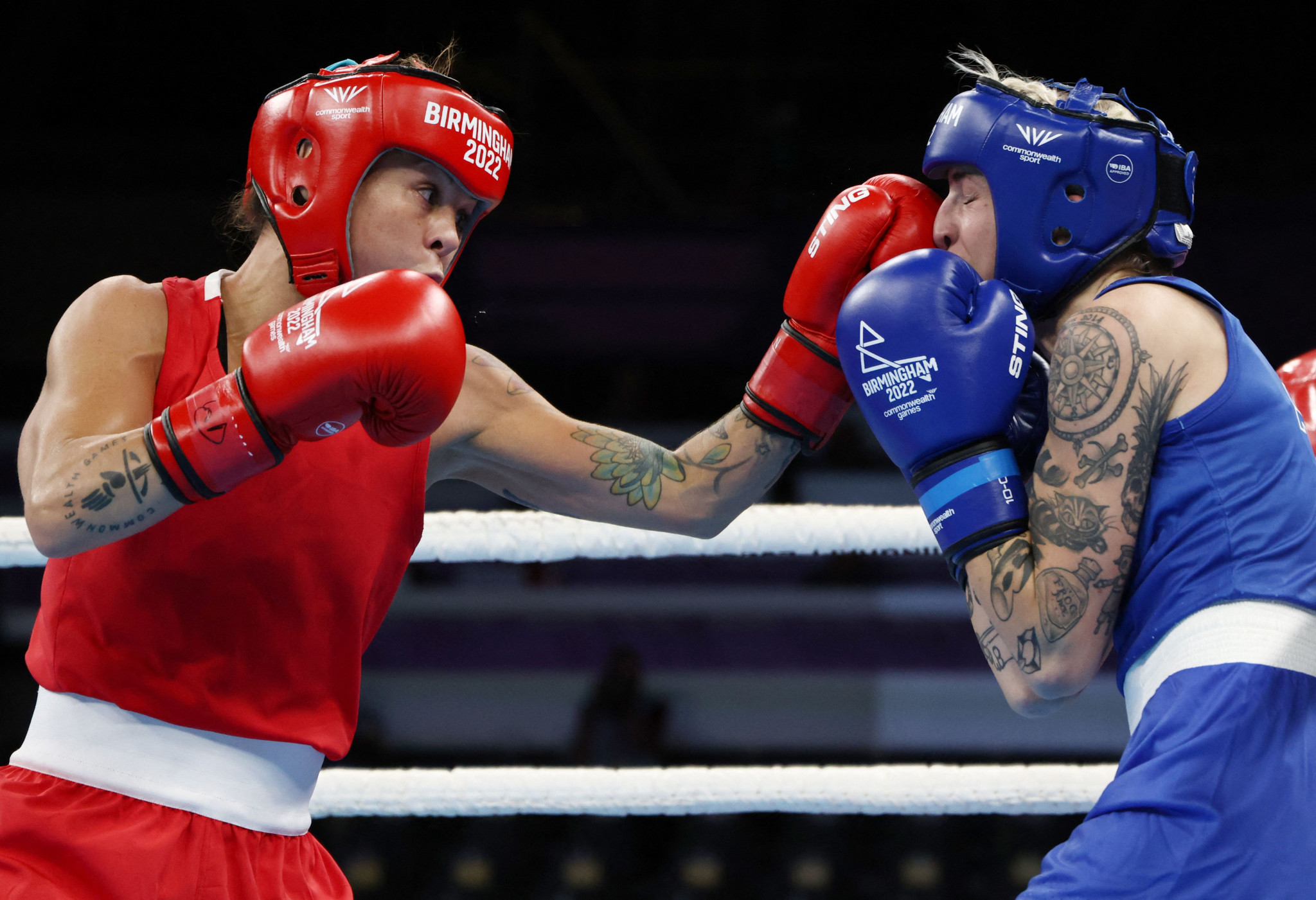 Carly McNaul, left, was one of three women's boxers from Northern Ireland to advance ©Getty Images