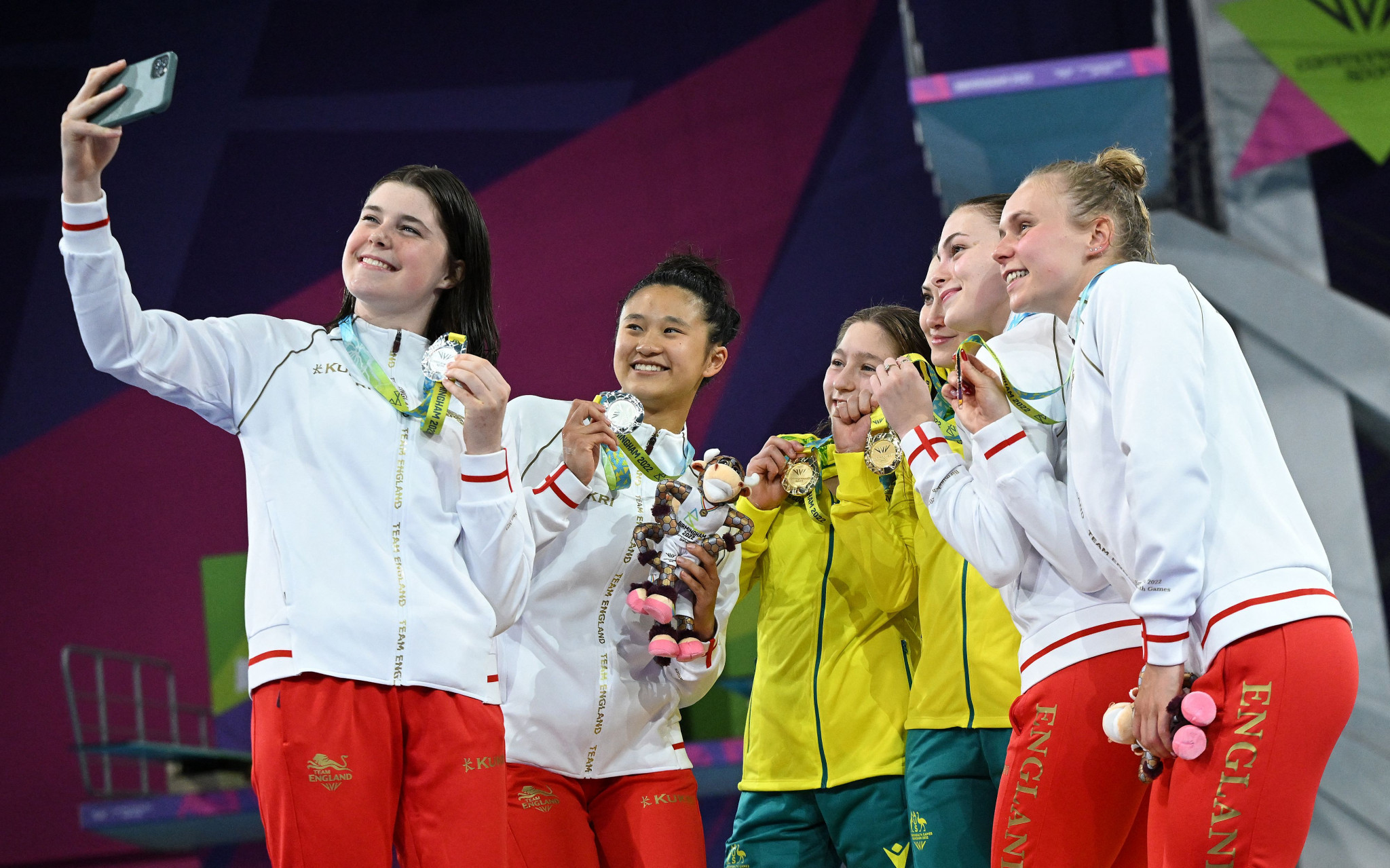 Diving medallists posing for a selfie ©Getty Images