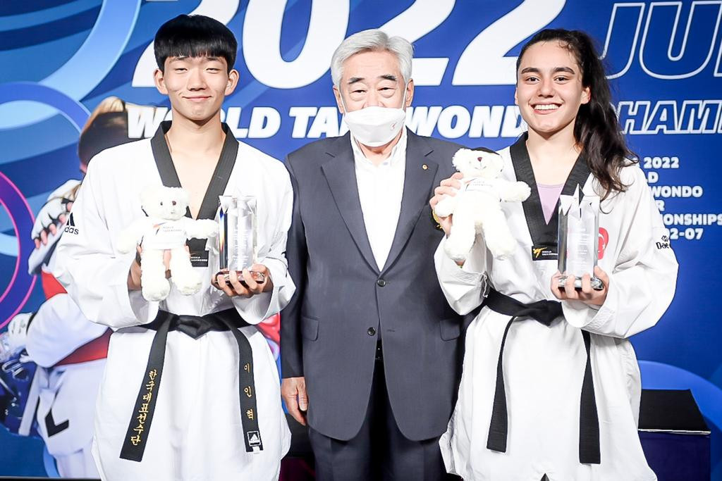 World Taekwondo President Chungwon Choue, centre, with the most valuable athletes of the World Taekwondo Junior Championships ©World Taekwondo