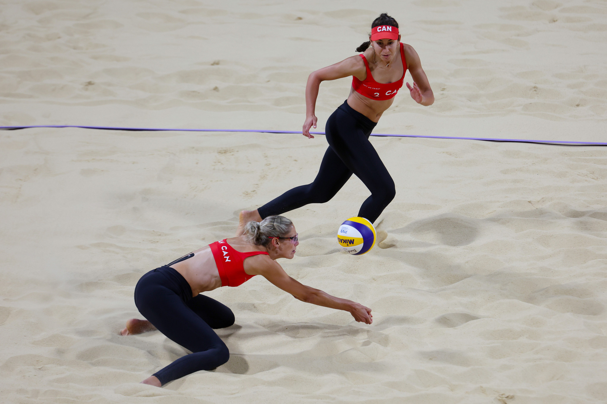 Melissa Humana-Paredes left, and Sarah Pavan retained their women's beach volleyball title from Gold Coast 2018 by beating Australia's Mariafe Artacho del Solar and Taliqua Clancy again ©Getty Images