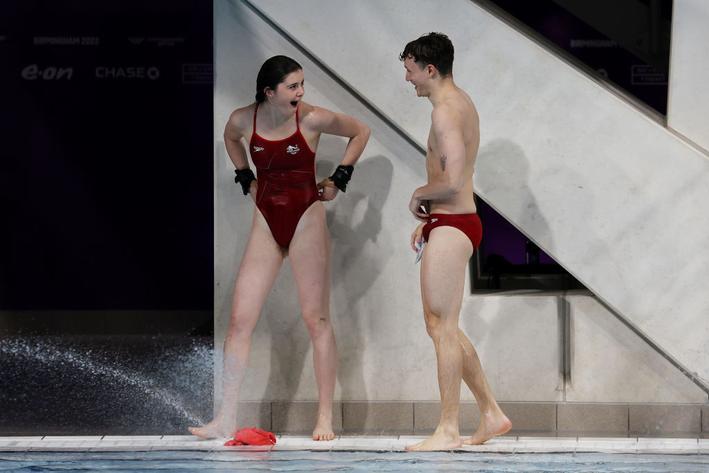 Andrea Spendolini-Sirieix and Noah Williams celebrate after winning the mixed synchronised 10m platform diving title for England ©Getty Images