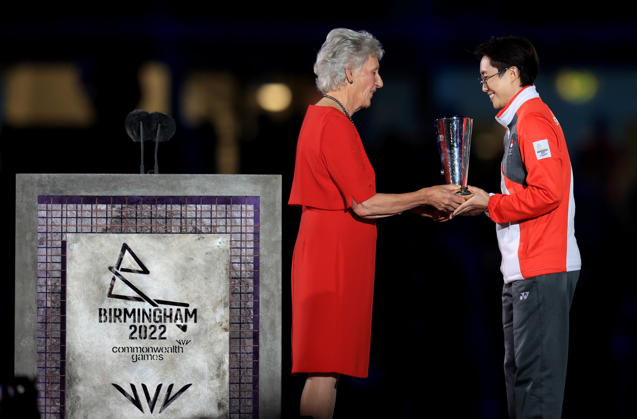 CGF President Dame Louise Martin presented the David Dixon Award to Feng Tianwei ©Getty Images