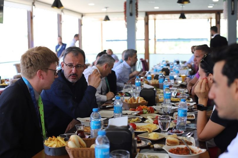 Turkish Sports Minister Mehmet Kasapoğlu spoke to journalists, including insidethegames senior reporter Geoff Berkeley, over breakfast in Konya ©Ezher Memeti